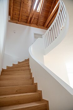 Innenausbau - fertige Treppenverkleidung