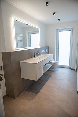 Beleuchteter Badezimmerspiegel + Renoviertes Bad