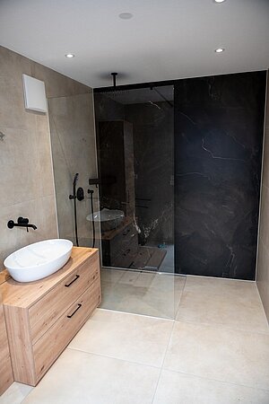 Schönes Badezimmer mit begehbarer Dusche